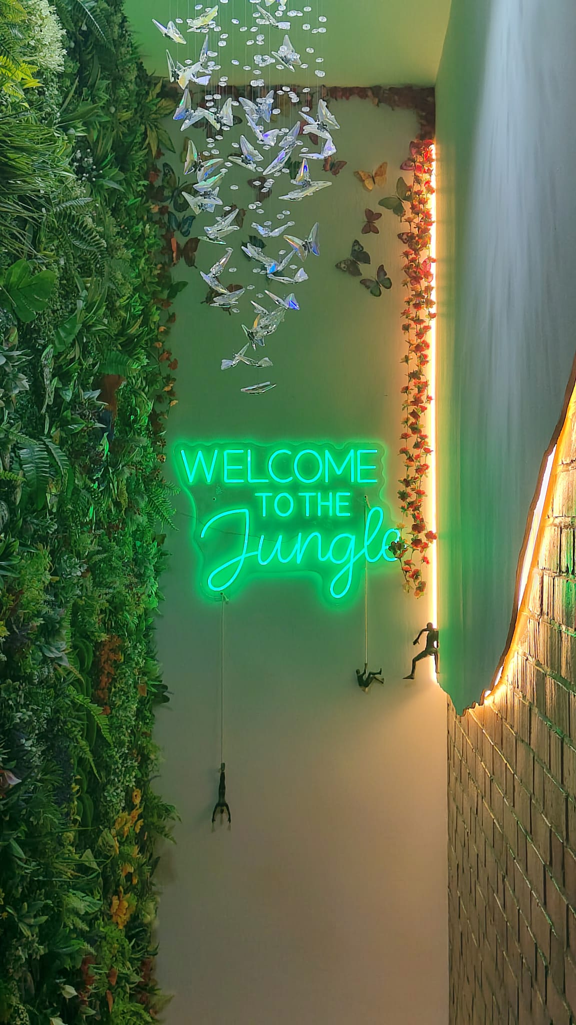 Welcome to the Jungle — Neon und Pflanzenwand im Salon
